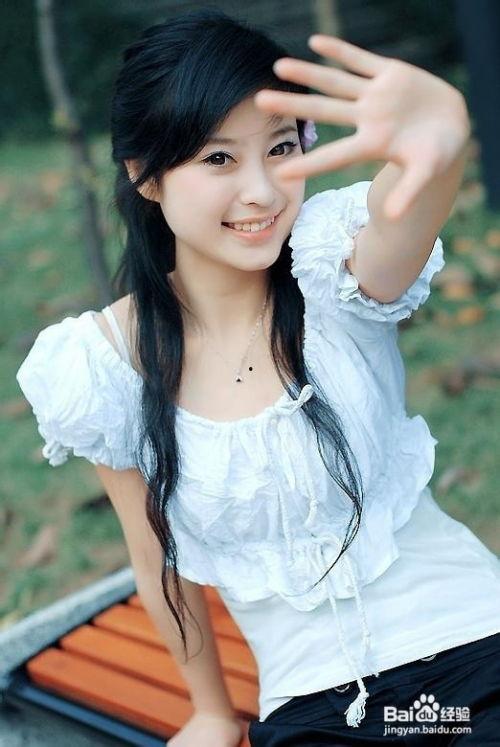 广西网红校花吃瓜视频,校园生活趣味横生引网友热议”