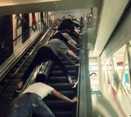 电梯网红吃瓜事件