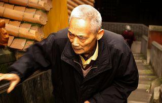 神秘老人最新爆料新闻,最新爆料震惊业界，揭秘事件背后惊人真相！